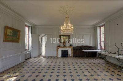 Façade d'un grand bâtiment ancien entouré de motos stationnées sur une pelouse et une allée gravillonnée.