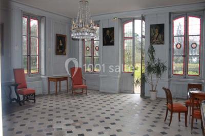 Un homme joue de l'orgue de barbarie tandis qu'une femme chante en plein air, entourés de verdure.