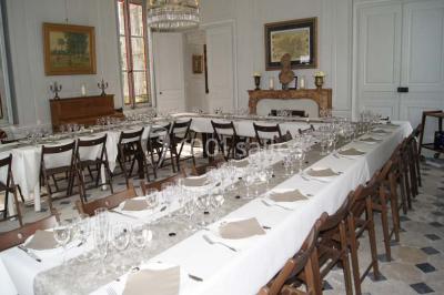 Un homme joue de l'orgue de barbarie tandis qu'une femme chante en plein air, entourés de verdure.