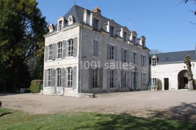 Un homme joue de l'orgue de barbarie tandis qu'une femme chante en plein air, entourés de verdure.