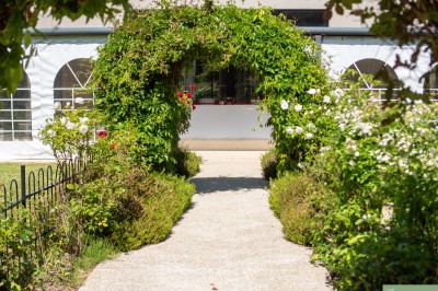 Petits plats individuels contenant purée, morceaux de viande en sauce et cuillères en bois, disposés sur un plateau.