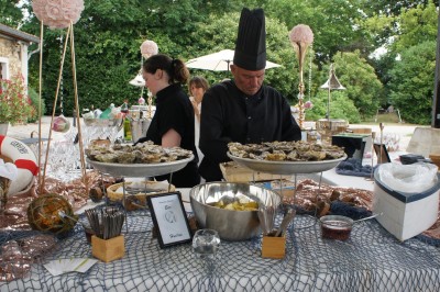Petits plats individuels contenant purée, morceaux de viande en sauce et cuillères en bois, disposés sur un plateau.