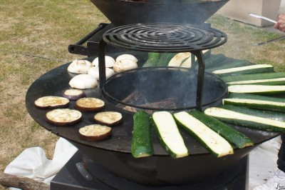 Petits plats individuels contenant purée, morceaux de viande en sauce et cuillères en bois, disposés sur un plateau.