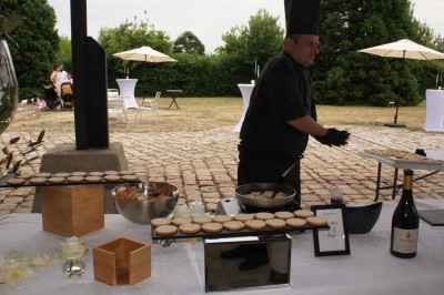 Petits plats individuels contenant purée, morceaux de viande en sauce et cuillères en bois, disposés sur un plateau.