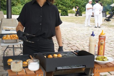 Petits plats individuels contenant purée, morceaux de viande en sauce et cuillères en bois, disposés sur un plateau.