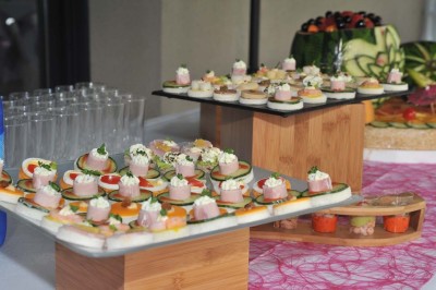 Petits plats individuels contenant purée, morceaux de viande en sauce et cuillères en bois, disposés sur un plateau.