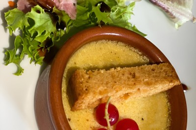 Petits plats individuels contenant purée, morceaux de viande en sauce et cuillères en bois, disposés sur un plateau.