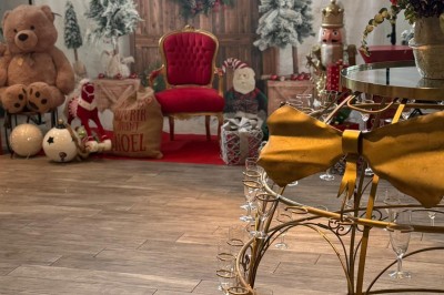 Petits plats individuels contenant purée, morceaux de viande en sauce et cuillères en bois, disposés sur un plateau.