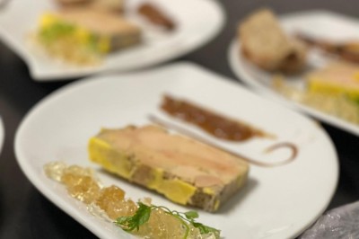 Petits plats individuels contenant purée, morceaux de viande en sauce et cuillères en bois, disposés sur un plateau.