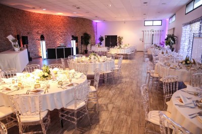 Petits plats individuels contenant purée, morceaux de viande en sauce et cuillères en bois, disposés sur un plateau.