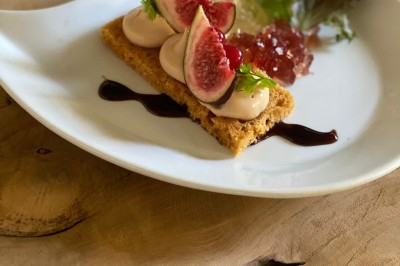 Petits plats individuels contenant purée, morceaux de viande en sauce et cuillères en bois, disposés sur un plateau.