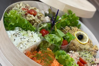 Petits plats individuels contenant purée, morceaux de viande en sauce et cuillères en bois, disposés sur un plateau.