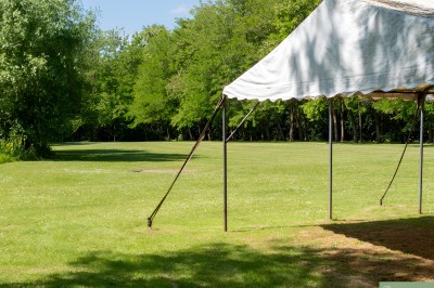 Petits plats individuels contenant purée, morceaux de viande en sauce et cuillères en bois, disposés sur un plateau.