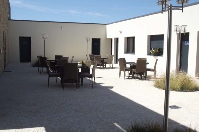 Petits plats individuels contenant purée, morceaux de viande en sauce et cuillères en bois, disposés sur un plateau.