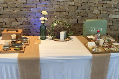 Petits plats individuels contenant purée, morceaux de viande en sauce et cuillères en bois, disposés sur un plateau.