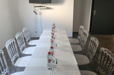 Petits plats individuels contenant purée, morceaux de viande en sauce et cuillères en bois, disposés sur un plateau.