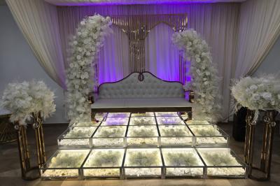 Assiette garnie d'un jarret d'agneau en sauce, accompagnée de légumes, fruits confits et d'une décoration en œuf et cerise.