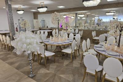 Assiette garnie d'un jarret d'agneau en sauce, accompagnée de légumes, fruits confits et d'une décoration en œuf et cerise.