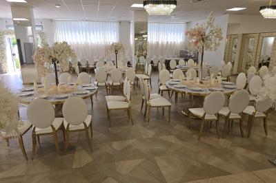 Assiette garnie d'un jarret d'agneau en sauce, accompagnée de légumes, fruits confits et d'une décoration en œuf et cerise.