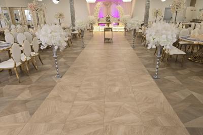 Assiette garnie d'un jarret d'agneau en sauce, accompagnée de légumes, fruits confits et d'une décoration en œuf et cerise.