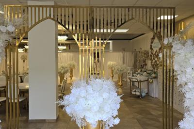 Assiette garnie d'un jarret d'agneau en sauce, accompagnée de légumes, fruits confits et d'une décoration en œuf et cerise.