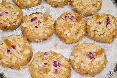 Assiette garnie d'un jarret d'agneau en sauce, accompagnée de légumes, fruits confits et d'une décoration en œuf et cerise.