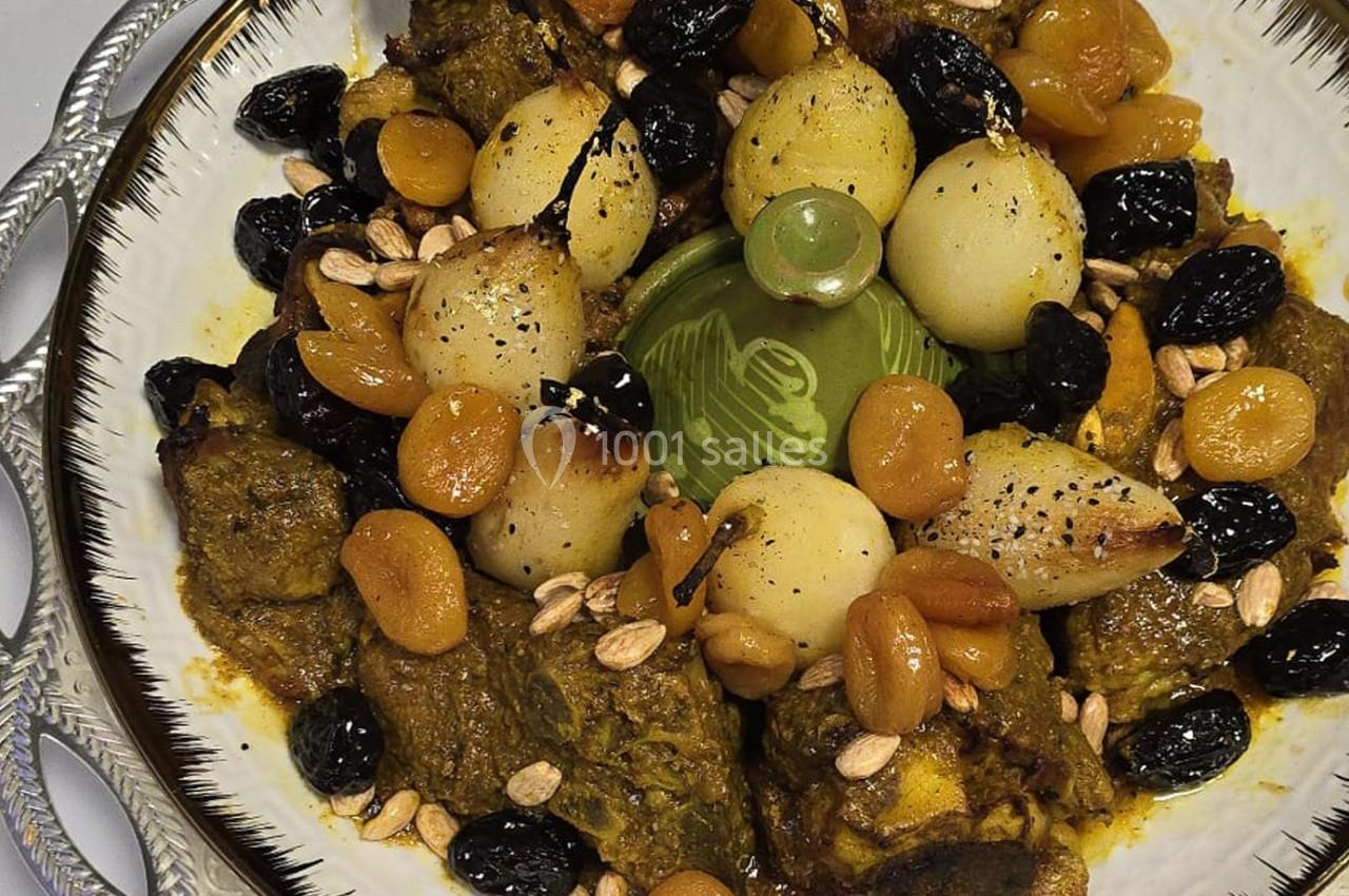 Plat marocain traditionnel composé d'agneau, de poires, d'abricots secs, d'amandes et d'olives noires, présenté dans un plat…