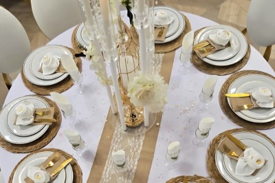 Assiette garnie d'un jarret d'agneau en sauce, accompagnée de légumes, fruits confits et d'une décoration en œuf et cerise.