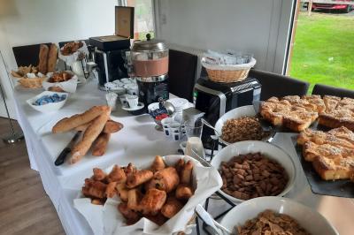 Circuit de course miniature avec des pistes sinueuses, des décors et des structures sur une table dans une salle.