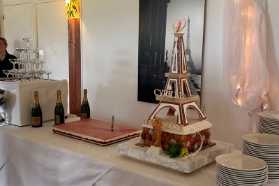 Circuit de course miniature avec des pistes sinueuses, des décors et des structures sur une table dans une salle.