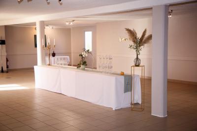 Chambre lumineuse avec lit double, armoire, téléviseur sur table et fenêtre donnant sur un extérieur verdoyant.
