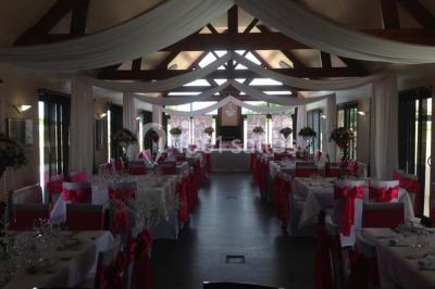 Plateau de canapés variés avec mini-sandwichs, toasts garnis et brochettes, disposé sur une table blanche.