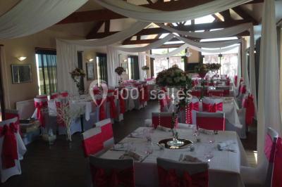 Plateau de canapés variés avec mini-sandwichs, toasts garnis et brochettes, disposé sur une table blanche.