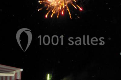 Plateau de canapés variés avec mini-sandwichs, toasts garnis et brochettes, disposé sur une table blanche.