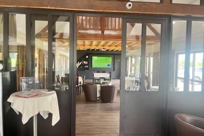 Plateau de canapés variés avec mini-sandwichs, toasts garnis et brochettes, disposé sur une table blanche.