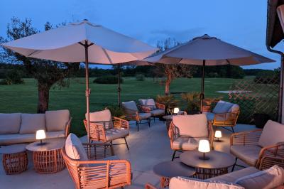 Plateau de canapés variés avec mini-sandwichs, toasts garnis et brochettes, disposé sur une table blanche.