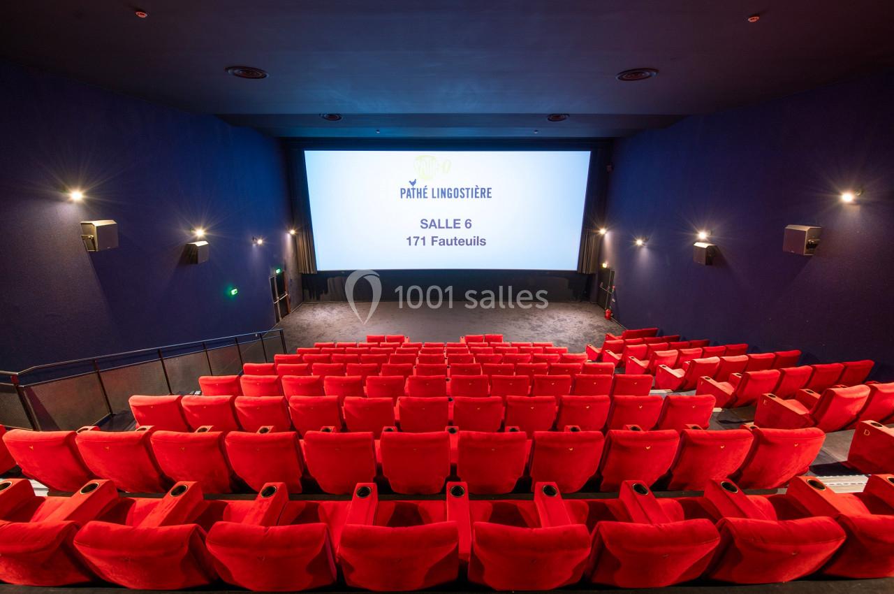 Salle de cinéma avec des rangées de fauteuils rouges vides et un écran affichant ’Pathé Lingostière Salle 6, 171 fauteuils’.