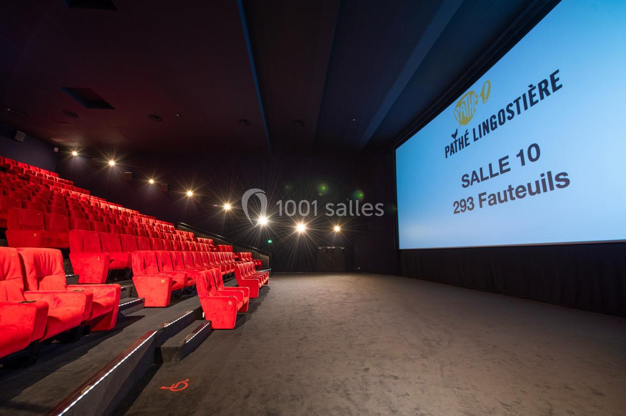 Salle de cinéma moderne avec sièges rouges et écran affichant ’Pathé Lingostière, Salle 10, 293 fauteuils’.