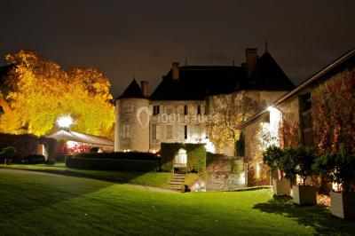 Fontaines jaillissantes devant des bâtiments historiques avec des montagnes enneigées en arrière-plan.