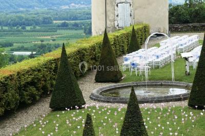 Fontaines jaillissantes devant des bâtiments historiques avec des montagnes enneigées en arrière-plan.