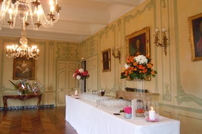 Fontaines jaillissantes devant des bâtiments historiques avec des montagnes enneigées en arrière-plan.