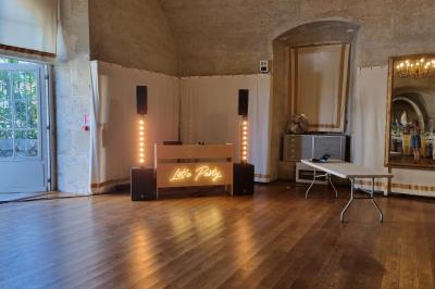 Fontaines jaillissantes devant des bâtiments historiques avec des montagnes enneigées en arrière-plan.