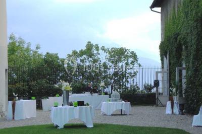 Fontaines jaillissantes devant des bâtiments historiques avec des montagnes enneigées en arrière-plan.