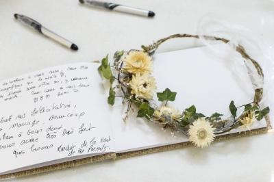 Un grand groupe de personnes posant devant un bâtiment historique en pierre avec des fenêtres et des balcons.
