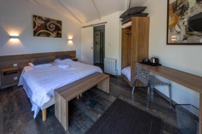 Salle de bain moderne avec douche à l'italienne, lavabo avec miroir, radiateur sèche-serviettes et carrelage clair.