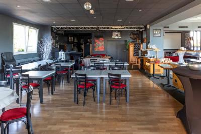 Salle de bain moderne avec douche à l'italienne, lavabo avec miroir, radiateur sèche-serviettes et carrelage clair.