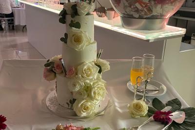 Buffet en plein air avec une variété de plats et boissons, installé sous une tente lors d'un événement convivial.