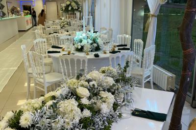 Buffet en plein air avec une variété de plats et boissons, installé sous une tente lors d'un événement convivial.