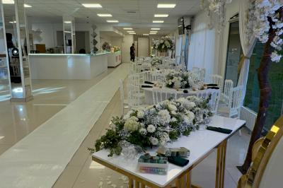 Buffet en plein air avec une variété de plats et boissons, installé sous une tente lors d'un événement convivial.