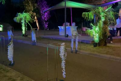 Buffet en plein air avec une variété de plats et boissons, installé sous une tente lors d'un événement convivial.